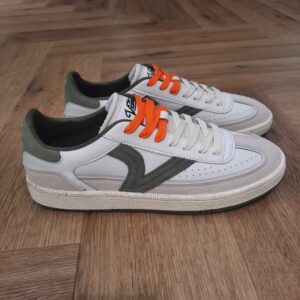 Smash Urban Kaki Les baskets Victoria Smash Urban Kaki incarnent parfaitement le mélange d'élégance et de confort. Effectivement, conçues pour les hommes modernes, elles offrent un style décontracté qui s’intègre facilement dans toute garde-robe. Que ce soit pour une promenade en ville, une sortie entre amis ou une journée au bureau, ces sneakers sont le choix optimal. Fabriquées par la marque Victoria, reconnue pour son savoir-faire et son engagement envers la qualité, ces baskets respirent la confiance et la sophistication. Leur conception raffinée et leur silhouette contemporaine apportent une touche de modernité à votre look quotidien. La marque Victoria est une marque qui a vu le jour en 1915 en Espagne. Le fondateur de la marque a commencé l'aventure avec une petite tennis qu'il a nommée comme sa femme adorée. Les chaussures Victoria ont évolué avec le temps bien sûr mais la marque s'évertue à conserver son ADN. Les Victoria évoluent et se parent de nouvelles couleurs, de matières originales ou d'imprimés, mais la base de la chaussure reste la même pour le plus grand plaisir des fans de la première heure. Les designers proposent de vastes collections chaque année qui renouvelle l'essence de Victoria ce qui lui permet de rester parmi les marques favorites des Espagnoles.