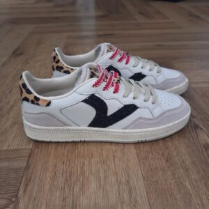 Smash Glam Léopard Les baskets Victoria Smash Glam Léopard allient style et confort pour vous accompagner dans toutes vos aventures quotidiennes. Ce modèle emblématique de la marque Victoria est conçu pour la femme moderne recherchant une touche de glamour dans sa garde-robe. Avec leur design soigné, les Baskets Smash Glam se veulent à la fois élégantes et pratiques. Elles sont parfaites pour composer des looks variés, que ce soit pour une sortie décontractée entre amis ou pour une journée chargée au travail. La marque Victoria est une marque qui a vu le jour en 1915 en Espagne. Le fondateur de la marque a commencé l'aventure avec une petite tennis qu'il a nommée comme sa femme adorée. Les chaussures Victoria ont évolué avec le temps bien sûr mais la marque s'évertue à conserver son ADN. Les Victoria évoluent et se parent de nouvelles couleurs, de matières originales ou d'imprimés, mais la base de la chaussure reste la même pour le plus grand plaisir des fans de la première heure. Les designers proposent de vastes collections chaque année qui renouvelle l'essence de Victoria ce qui lui permet de rester parmi les marques favorites des Espagnoles.