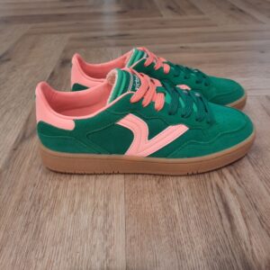 Smash Suede Green Découvrez les baskets Smash Suede Green, un choix parfait pour celles qui recherchent style et confort au quotidien. En effet, ces chaussures sont confectionnées en nubuck et incarnent une esthétique moderne qui s'adapte à toutes les garde-robes. Des plus, la semelle extérieure en caoutchouc assure une excellente adhérence et une durabilité exemplaire, tandis que la doublure textile offre une sensation agréable et respirante pour vos pieds. Pour conclure, cette basket est le compromis idéal entre allure décontractée et performance pratique. La marque Victoria est une marque qui a vu le jour en 1915 en Espagne. Le fondateur de la marque a commencé l'aventure avec une petite tennis qu'il a nommée comme sa femme adorée. Les chaussures Victoria ont évolué avec le temps bien sûr mais la marque s'évertue à conserver son ADN. Les Victoria évoluent et se parent de nouvelles couleurs, de matières originales ou d'imprimés, mais la base de la chaussure reste la même pour le plus grand plaisir des fans de la première heure. Les designers proposent de vastes collections chaque année qui renouvelle l'essence de Victoria ce qui lui permet de rester parmi les marques favorites des Espagnoles.