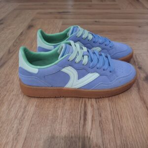 Smash Suede Blue Découvrez les baskets Smash Suede Blue, un choix parfait pour celles qui recherchent style et confort au quotidien. En effet, ces chaussures sont confectionnées en nubuck et incarnent une esthétique moderne qui s'adapte à toutes les garde-robes. Des plus, la semelle extérieure en caoutchouc assure une excellente adhérence et une durabilité exemplaire, tandis que la doublure textile offre une sensation agréable et respirante pour vos pieds. Pour conclure, cette basket est le compromis idéal entre allure décontractée et performance pratique. La marque Victoria est une marque qui a vu le jour en 1915 en Espagne. Le fondateur de la marque a commencé l'aventure avec une petite tennis qu'il a nommée comme sa femme adorée. Les chaussures Victoria ont évolué avec le temps bien sûr mais la marque s'évertue à conserver son ADN. Les Victoria évoluent et se parent de nouvelles couleurs, de matières originales ou d'imprimés, mais la base de la chaussure reste la même pour le plus grand plaisir des fans de la première heure. Les designers proposent de vastes collections chaque année qui renouvelle l'essence de Victoria ce qui lui permet de rester parmi les marques favorites des Espagnoles.