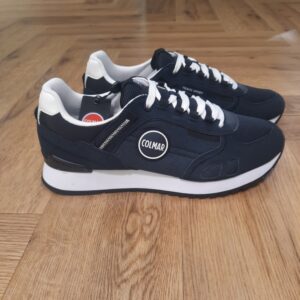 Travis Sport Bold Navy-baskets colmar travis sport bold en navy-Composition Tige : 52 % cuir de vachette suédé + 28 % polyester + 10 % nylon + 10 % polyuréthane Doublure : 100 % polyester Première : 100 % polyester Semelle : 70 % EVA + 25 % caoutchouc + 5 % TPU