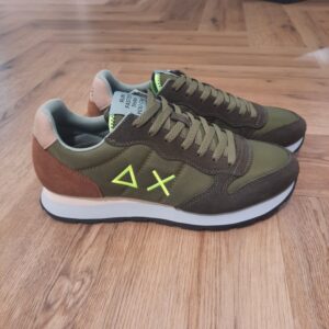 Sun 68 Tom Kaki La Sun 68 Tom Kaki est la sneaker idéale pour celles et ceux qui aiment jouer avec les couleurs et insuffler une énergie nouvelle à leurs tenues urbaines. Ce modèle revisite le design classique SUN68, inspiré du running, dans un mélange sophistiqué de nylon et de daim. Elle s'accorde facilement avec les polos et t-shirts de la collection pour une tenue parfaite aussi bien en ville qu'en loisirs. La marque SUN68 est une marque italienne de vêtements décontractés, qui conçoit des vêtements en accordant une attention particulière aux détails et en s'appuyant sur une recherche approfondie des matières. Pensée pour le quotidien, SUN68 s'affranchit des codes traditionnels de la mode et s'inspire des gens ordinaires et de leur vie de tous les jours, tout en cherchant à les inspirer. SUN68 a vu le jour en 2005 en tant que projet dont l'objectif était de concevoir des vêtements pour ce qui semblait être une lacune sur le marché de la mode : les individus n'étaient plus considérés comme de simples clients finaux, mais comme des acteurs au cœur d'un processus créatif. SUN68 a fait son entrée dans le monde de la mode par la petite porte, en créant une ligne de produits qui se distinguent par leur esthétique sans compromis et leur design original.