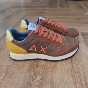 Sun 68 Tom Marron La Sun 68 Tom Marron est la sneaker idéale pour celles et ceux qui aiment jouer avec les couleurs et insuffler une énergie nouvelle à leurs tenues urbaines. Tout d'abord, ce modèle revisite le design classique SUN68. En effet, il est inspiré du running, dans un mélange sophistiqué de nylon et de daim. De plus, cette sneaker s'accorde facilement avec les polos et t-shirts de la collection pour une tenue parfaite aussi bien en ville qu'en loisirs. La marque SUN68 est une marque italienne de vêtements décontractés, qui conçoit des vêtements en accordant une attention particulière aux détails. Puis, en s'appuyant sur une recherche approfondie des matières. Pensée pour le quotidien, SUN68 s'affranchit des codes traditionnels de la mode et s'inspire des gens ordinaires et de leur vie de tous les jours, tout en cherchant à les inspirer. SUN68 a vu le jour en 2005 en tant que projet dont l'objectif était de concevoir des vêtements pour ce qui semblait être une lacune sur le marché de la mode : les individus n'étaient plus considérés comme de simples clients finaux, mais comme des acteurs au cœur d'un processus créatif. SUN68 a fait son entrée dans le monde de la mode par la petite porte, en créant une ligne de produits qui se distinguent par leur esthétique sans compromis et leur design original.