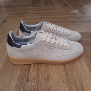 Sun 68 California Beige Inspirée de la chaussure de bowling classique, la sneaker Sun 68 California Beige réinvente le style vintage avec une touche de modernité. Sa semelle en caoutchouc naturel lui confère une allure iconique, tandis que son empeigne en daim offre un toucher texturé et raffiné. Portez-les avec des pantalons et des tricots d'inspiration rétro de la nouvelle collection pour un look coordonné au charme vintage irrésistible. La marque SUN68 est une marque italienne de vêtements décontractés, qui conçoit des vêtements en accordant une attention particulière aux détails. Puis, en s'appuyant sur une recherche approfondie des matières. Pensée pour le quotidien, SUN68 s'affranchit des codes traditionnels de la mode et s'inspire des gens ordinaires et de leur vie de tous les jours, tout en cherchant à les inspirer. SUN68 a vu le jour en 2005 en tant que projet dont l'objectif était de concevoir des vêtements pour ce qui semblait être une lacune sur le marché de la mode : les individus n'étaient plus considérés comme de simples clients finaux, mais comme des acteurs au cœur d'un processus créatif. SUN68 a fait son entrée dans le monde de la mode par la petite porte, en créant une ligne de produits qui se distinguent par leur esthétique sans compromis et leur design original.