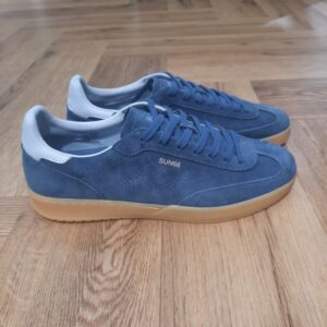 Sun 68 California Bleu Inspirée de la chaussure de bowling classique, la sneaker Sun 68 California Bleu réinvente le style vintage avec une touche de modernité. Sa semelle en caoutchouc naturel lui confère une allure iconique, tandis que son empeigne en daim offre un toucher texturé et raffiné. Portez-les avec des pantalons et des tricots d'inspiration rétro de la nouvelle collection pour un look coordonné au charme vintage irrésistible. La marque SUN68 est une marque italienne de vêtements décontractés, qui conçoit des vêtements en accordant une attention particulière aux détails. Puis, en s'appuyant sur une recherche approfondie des matières. Pensée pour le quotidien, SUN68 s'affranchit des codes traditionnels de la mode et s'inspire des gens ordinaires et de leur vie de tous les jours, tout en cherchant à les inspirer. SUN68 a vu le jour en 2005 en tant que projet dont l'objectif était de concevoir des vêtements pour ce qui semblait être une lacune sur le marché de la mode : les individus n'étaient plus considérés comme de simples clients finaux, mais comme des acteurs au cœur d'un processus créatif. SUN68 a fait son entrée dans le monde de la mode par la petite porte, en créant une ligne de produits qui se distinguent par leur esthétique sans compromis et leur design original.