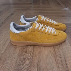Sun 68 California Jaune Inspirée de la chaussure de bowling classique, la sneaker Sun 68 California Jaune réinvente le style vintage avec une touche de modernité. Sa semelle en caoutchouc naturel lui confère une allure iconique, tandis que son empeigne en daim offre un toucher texturé et raffiné. Portez-les avec des pantalons et des tricots d'inspiration rétro de la nouvelle collection pour un look coordonné au charme vintage irrésistible. La marque SUN68 est une marque italienne de vêtements décontractés, qui conçoit des vêtements en accordant une attention particulière aux détails. Puis, en s'appuyant sur une recherche approfondie des matières. Pensée pour le quotidien, SUN68 s'affranchit des codes traditionnels de la mode et s'inspire des gens ordinaires et de leur vie de tous les jours, tout en cherchant à les inspirer. SUN68 a vu le jour en 2005 en tant que projet dont l'objectif était de concevoir des vêtements pour ce qui semblait être une lacune sur le marché de la mode : les individus n'étaient plus considérés comme de simples clients finaux, mais comme des acteurs au cœur d'un processus créatif. SUN68 a fait son entrée dans le monde de la mode par la petite porte, en créant une ligne de produits qui se distinguent par leur esthétique sans compromis et leur design original.
