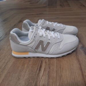 New Balance 373 White-new balance 373 white pour femme-Avec son look athlétique, rétro et classique, la New Balance 373 associe une touche vintage à un style moderne suffisamment polyvalent pour s'adapter à une grande variété de tenues. C’est donc la chaussure idéale à porter au bureau ou en ville pour se promener le week-end. Elle est disponible en cuir, en daim souple et en maille, vous permettant de choisir le style qui vous convient le mieux. Ce modèle branché s'adapte parfaitement à toutes les garde-robes, il n'est donc pas exclusivement réservé aux hommes. Découvrez la collection New Balance 373 pour femmes, ainsi que les mêmes New Balance pour enfants pour équiper toute la famille avec une pièce chic, à la pointe de la mode.