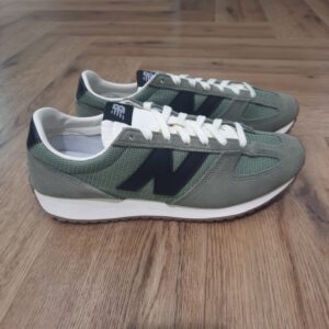 New Balance 4718IP-new balance 471 green pour homme-La création de New Balance L’histoire de New Balance débute en 1906 à Boston, sous l’impulsion de William J. Riley, un immigrant britannique soucieux d’améliorer le confort des chaussures orthopédiques. Inspiré par l’équilibre parfait des pattes de poulet, il développe une semelle révolutionnaire dotée de trois points d’appui, destinée à offrir un soutien optimal. Dans les années 1930, la société commence à produire des chaussures de sport sur mesure, attirant l’attention des coureurs et des athlètes professionnels. Le véritable tournant survient en 1960 avec le lancement de la Trackster, première chaussure de running à semelle ondulée, qui se décline en plusieurs largeurs pour un ajustement personnalisé. Ce succès pose les bases de l’identité de New Balance : innovation, performance et fabrication locale.