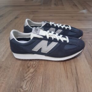 New Balance 47139F-new balance 471 navy pour homme-La création de New Balance L’histoire de New Balance débute en 1906 à Boston, sous l’impulsion de William J. Riley, un immigrant britannique soucieux d’améliorer le confort des chaussures orthopédiques. Inspiré par l’équilibre parfait des pattes de poulet, il développe une semelle révolutionnaire dotée de trois points d’appui, destinée à offrir un soutien optimal. Dans les années 1930, la société commence à produire des chaussures de sport sur mesure, attirant l’attention des coureurs et des athlètes professionnels. Le véritable tournant survient en 1960 avec le lancement de la Trackster, première chaussure de running à semelle ondulée, qui se décline en plusieurs largeurs pour un ajustement personnalisé. Ce succès pose les bases de l’identité de New Balance : innovation, performance et fabrication locale.