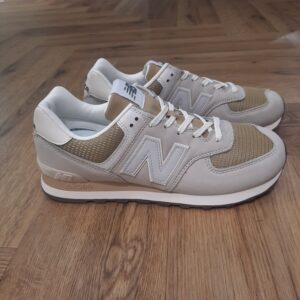 New Balance 5748DF-new balance 574 beige pour homme-En tant que modèle hybride route/sentier avec une coupe plus large que les modèles de course étroites de la génération précédente, la 574 offrait un mélange unique et polyvalent de nouveauté, de différence, de simplicité, de robustesse, de durabilité et de confort qui a été adopté comme un incontournable des garde-robes dans le monde entier. C'est pourquoi, aujourd'hui, la 574 incarne le style révolutionnaire de New Balance, un style universel.