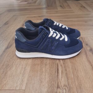 New Balance 574FO-new balance 574 navy pour homme- En tant que modèle hybride route/sentier avec une coupe plus large que les modèles de course étroites de la génération précédente, la 574 offrait un mélange unique et polyvalent de nouveauté, de différence, de simplicité, de robustesse, de durabilité et de confort qui a été adopté comme un incontournable des garde-robes dans le monde entier. C'est pourquoi, aujourd'hui, la 574 incarne le style révolutionnaire de New Balance, un style universel.