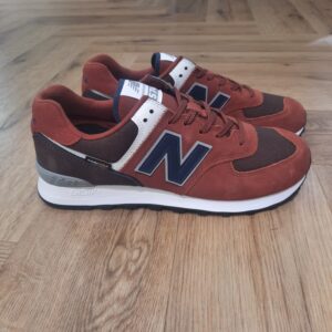 New Balance 5744DM-new balance 574 orange pour homme- La chaussure la plus New Balance de tous les temps ». Le message est clair, non ? Peut-être pas complètement. La 574 pourrait bien être notre icône la plus invraisemblable. La 574 a été conçue pour offrir fiabilité et polyvalence, et non pour servir de vitrine à des technologies révolutionnaires ou à des matières haut de gamme. Et c'est précisément cette polyvalence simple et sans prétention qui a hissé la 574 au rang de chaussures les plus emblématiques