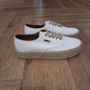 Cosmic White-Dessus 100% coton Dessus - Doublure 100% coton Doublure - Semelle intérieure 100% coton Semelle intérieure - Semelle extérieure 100% elasomère Pays fabrication Chine Hauteur de tige - Hauteur de talon 3 cm Tour de mollet - Zip intérieur non Type fermeture Lacets Type talon Plat Plateforme Oui