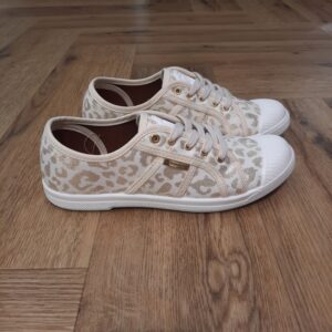 Tennis Clorinda Leopard doré-CLORINDA Adoptez le chic estival avec nos tennis CLORINDA en toile. Conseil taille: optez pour une taille au-dessus pour un confort optimal. Pourquoi vous allez les adorer ? Tennis toile femme : optez pour une taille au-dessus pour un ajustement parfait. Confort supérieur garanti pour marcher toute la journée sans fatigue. Offrez-vous un style raffiné, polyvalent pour toute occasion. Profitez d'un maintien optimal grâce à une conception bien pensée. Durabilité exceptionnelle pour accompagner vos aventures quotidiennes. Look tendance assuré, que ce soit pour une balade ou un café en terrasse.-Dessus : 100% coton Doublure : 100% coton Semelle intérieure : 100% cuir de porc Semelle extérieure : 100% T.P.R.