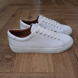 Dover Park White Alliez confort décontracté et style sportif avec la basket Dover Park White pour homme dotée d’une tige en cuir Premium Timberland® Leather et d’un système de laçage facile. Cette basket de tous les jours possède une doublure en cuir et une semelle extérieure en caoutchouc. En achetant ce produit, vous soutenez les tanneries certifiées Leather Working Group. L’histoire de Timberland L’histoire des Timberland Boots remonte à la ville de Newmarket, dans le New Hampshire, aux États-Unis, où elles ont été créées en 1973. À l’origine, elles étaient destinées aux travailleurs du bâtiment et des espaces extérieurs. Les fondateurs, Nathan Swartz et sa famille, ont mis l’accent sur la qualité et la durabilité dès le départ. C’est ainsi que les premières Timberland Boots sont nées, dotées de coutures étanches, d’une semelle crantée pour une meilleure adhérence, et d’un cuir de première qualité. Cette combinaison de caractéristiques en a rapidement fait des chaussures de choix pour les travailleurs et les amateurs de plein air. Au fil des années, les Timberland Boots ont conquis un public plus large. Elles sont devenues un élément essentiel du style urbain, notamment dans le mouvement hip-hop des années 90, où elles ont été adoptées comme symbole de résilience et de style. Le nom « Timberland » lui-même évoque des images de forêts, de montagnes et d’aventures en plein air, ce qui en fait un choix idéal pour les esprits aventuriers.