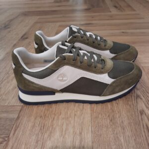 Basket Scout Heights-baskets et sneakers timberland pour homme-L’histoire de Timberland L’histoire des Timberland Boots remonte à la ville de Newmarket, dans le New Hampshire, aux États-Unis, où elles ont été créées en 1973. À l’origine, elles étaient destinées aux travailleurs du bâtiment et des espaces extérieurs. Les fondateurs, Nathan Swartz et sa famille, ont mis l’accent sur la qualité et la durabilité dès le départ. C’est ainsi que les premières Timberland Boots sont nées, dotées de coutures étanches, d’une semelle crantée pour une meilleure adhérence, et d’un cuir de première qualité. Cette combinaison de caractéristiques en a rapidement fait des chaussures de choix pour les travailleurs et les amateurs de plein air. Au fil des années, les Timberland Boots ont conquis un public plus large. Elles sont devenues un élément essentiel du style urbain, notamment dans le mouvement hip-hop des années 90, où elles ont été adoptées comme symbole de résilience et de style. Le nom « Timberland » lui-même évoque des images de forêts, de montagnes et d’aventures en plein air, ce qui en fait un choix idéal pour les esprits aventuriers. Ce qui rend les Timberland Boots uniques Plus de quatre décennies après leur création, les Timberland Boots continuent de séduire de nombreux adeptes. Voici quelques-unes des caractéristiques qui les rendent uniques : Durabilité inégalée : Les Timberland Boots sont conçues pour résister à l’épreuve du temps. Le cuir de haute qualité, les coutures étanches et la semelle robuste en font des chaussures presque indestructibles. Confort tout au long de la journée : Bien que robustes, les Timberland Boots sont incroyablement confortables. Elles sont conçues pour un port prolongé, ce qui les rend idéales pour de longues journées de marche ou de travail. Style intemporel : Le design classique des Timberland Boots les rend adaptées à presque toutes les tenues. Que vous portiez un jean décontracté ou une tenue plus habillée, ces bottes ajouteront une touche d’authenticité à votre look. Polyvalence : Ces bottes ne sont pas réservées qu’aux activités en plein air. Elles s’adaptent à de nombreuses occasions, que ce soit pour une sortie en ville, une randonnée en montagne ou même au bureau. Engagement envers la durabilité : Timberland s’efforce de minimiser son impact environnemental en utilisant des matériaux recyclés et en s’engageant à planter des millions d’arbres à travers le monde. Comment intégrer les Timberland Boots dans votre garde-robe Les Timberland Boots peuvent être portées de nombreuses manières pour exprimer votre style personnel. Voici quelques idées pour les intégrer dans votre garde-robe : Style urbain décontracté : Associez vos Timberland Boots à un jean slim et à un t-shirt à col rond pour un look décontracté mais tendance. Chic rustique : Portez vos bottes avec un pantalon en toile et une chemise à carreaux pour un style rustique inspiré de l’outdoor. Look monochrome : Les Timberland Boots noires ou grises se marient bien avec des tenues monochromes, créant une esthétique moderne et épurée. Style bohème : Associez vos bottes à une jupe longue et à un cardigan pour un look bohème décontracté. En plein air : Bien sûr, les Timberland Boots sont idéales pour les aventures en plein air. Portez-les avec un pantalon de randonnée et un pull en laine pour un look robuste.