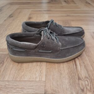 Timberland Portofino Suede La chaussure bateau Timberland Portofino Suede pour homme allie style nautique intemporel et confort moderne. D'abord, elle est confectionnée en cuir Premium Timberland® Leather. Puis, elle est dotée d’une doublure en daim synthétique doux, d’une assise plantaire OrthoLite® rembourrée. De plus, elle possède une semelle extérieure en caoutchouc rainuré pour une adhérence fiable sur les surfaces humides ou sèches. En effet, en achetant ce produit, vous soutenez les tanneries certifiées par le Leather Working Group. L’histoire de Timberland L’histoire des Timberland Boots remonte à la ville de Newmarket, dans le New Hampshire, aux États-Unis, où elles ont été créées en 1973. À l’origine, elles étaient destinées aux travailleurs du bâtiment et des espaces extérieurs. Les fondateurs, Nathan Swartz et sa famille, ont mis l’accent sur la qualité et la durabilité dès le départ. C’est ainsi que les premières Timberland Boots sont nées, dotées de coutures étanches, d’une semelle crantée pour une meilleure adhérence, et d’un cuir de première qualité. Cette combinaison de caractéristiques en a rapidement fait des chaussures de choix pour les travailleurs et les amateurs de plein air. Au fil des années, les Timberland Boots ont conquis un public plus large. Elles sont devenues un élément essentiel du style urbain, notamment dans le mouvement hip-hop des années 90, où elles ont été adoptées comme symbole de résilience et de style. Le nom « Timberland » lui-même évoque des images de forêts, de montagnes et d’aventures en plein air, ce qui en fait un choix idéal pour les esprits aventuriers.