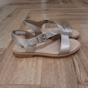 Calista Bay Gold Cet été, associez style, confort et respirabilité avec la sandale à bride arrière Calista Bay Gold pour femme en cuir Premium Timberland® Leather. D'abord, sa boucle réglable la rend facile à porter, tandis qu’une doublure en daim synthétique préserve votre confort. De plus, une assise plantaire légère en EVA et une semelle extérieure en caoutchouc offrent un meilleur amorti. En achetant ce produit, vous soutenez les tanneries certifiées par le Leather Working Group. L’histoire de Timberland L’histoire des Timberland Boots remonte à la ville de Newmarket, dans le New Hampshire, aux États-Unis, où elles ont été créées en 1973. À l’origine, elles étaient destinées aux travailleurs du bâtiment et des espaces extérieurs. Les fondateurs, Nathan Swartz et sa famille, ont mis l’accent sur la qualité et la durabilité dès le départ. C’est ainsi que les premières Timberland Boots sont nées, dotées de coutures étanches, d’une semelle crantée pour une meilleure adhérence, et d’un cuir de première qualité. Cette combinaison de caractéristiques en a rapidement fait des chaussures de choix pour les travailleurs et les amateurs de plein air. Au fil des années, les Timberland Boots ont conquis un public plus large. Elles sont devenues un élément essentiel du style urbain, notamment dans le mouvement hip-hop des années 90, où elles ont été adoptées comme symbole de résilience et de style. Le nom « Timberland » lui-même évoque des images de forêts, de montagnes et d’aventures en plein air, ce qui en fait un choix idéal pour les esprits aventuriers.