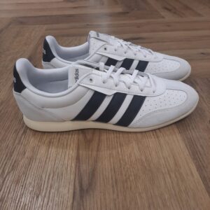 Barreda Lo White Black Inspirée par le style football intemporel, la chaussure Barreda Lo White Black est un clin d'œil au riche héritage adidas, mêlant un look classique à une touche moderne. En effet, sa silhouette basse est conçue pour ceux qui apprécient l'élégance subtile dans leurs tenue de tous les jours. Tout d'abord, cette sneaker possède une tige synthétique texturée alliant style et confort. Puis, sa doublure textile offre un ajustement confortable, ce qui la rend adaptée aux longues journées actives. Grâce au système de fermeture à lacets, tu peux ajuster le chaussant à ta guise, pour plus de maintien à chaque pas. Cette sneaker adidas ne se contentent pas d'être esthétique. Elle représente un style de vie qui célèbre le passé tout en se tournant vers l’avenir. La marque C'est le 18 août 1949 qu'Adi Dassler a démarré l'aventure adidas, avec pour objectif d'améliorer les performances des athlètes. 70 ans plus tard, adidas a laissé sa marque sur le monde du sport, mais aussi celui de la mode, de la musique, de la culture, du développement durable et bien d'autres encore. Voyage avec nous à travers le temps et découvre l'histoire d'adidas avec des modèles qui ont influencé le lifestyle d'aujourd'hui. Juste après la naissance officielle des 3 bandes en 1949, les années 50 ont connu un véritable boom technologique avec des équipements innovants pour les athlètes de classe mondiale. Ainsi, c'est pendant cette décennie qu'est apparue la Samba, toujours portée de nos jours pas les joueurs de Five et de futsal, et toujours présente dans la rue. Pendant les 50's, adidas a développé une chaussure de sprint qui a battu un record du monde et la première chaussure de football conçue avec une semelle en nylon, marquant une vraie nouveauté en termes de confort et de sensations. D'autres modèles ont vu le jour durant cette période, comme la chaussure de basketball Allround, devenue une véritable icône dans les 80's. Ces années ont été révolutionnaires, créant un véritable avant et après pour les sportifs de haut niveau. Mais ce n'était que le début de l'histoire d'adidas