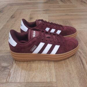 VL Court Bold Bordeau Tout est une question d'équilibre avec cette chaussure Adidas VL Court Bordeau. Elle présente un design épuré, bien sûr, mais avec une semelle compensée qui sublime tout le look et te donne de la hauteur. La tige en cuir, la doublure textile et la semelle extérieure en caoutchouc résistant s'associent pour t'offrir un confort ultime au quotidien. La marque C'est le 18 août 1949 qu'Adi Dassler a démarré l'aventure adidas, avec pour objectif d'améliorer les performances des athlètes. 70 ans plus tard, adidas a laissé sa marque sur le monde du sport, mais aussi celui de la mode, de la musique, de la culture, du développement durable et bien d'autres encore. Voyage avec nous à travers le temps et découvre l'histoire d'adidas avec des modèles qui ont influencé le lifestyle d'aujourd'hui. Juste après la naissance officielle des 3 bandes en 1949, les années 50 ont connu un véritable boom technologique avec des équipements innovants pour les athlètes de classe mondiale. Ainsi, c'est pendant cette décennie qu'est apparue la Samba, toujours portée de nos jours pas les joueurs de Five et de futsal, et toujours présente dans la rue. Pendant les 50's, adidas a développé une chaussure de sprint qui a battu un record du monde et la première chaussure de football conçue avec une semelle en nylon, marquant une vraie nouveauté en termes de confort et de sensations. D'autres modèles ont vu le jour durant cette période, comme la chaussure de basketball Allround, devenue une véritable icône dans les 80's. Ces années ont été révolutionnaires, créant un véritable avant et après pour les sportifs de haut niveau. Mais ce n'était que le début de l'histoire d'adidas