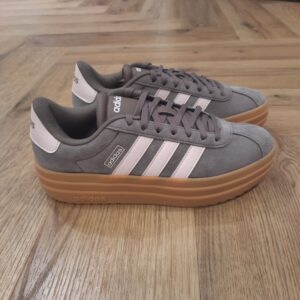 VL Court Bold Brown Tout est une question d'équilibre avec cette chaussure Adidas VL Court Brown. Elle présente un design épuré, bien sûr, mais avec une semelle compensée qui sublime tout le look et te donne de la hauteur. La tige en cuir, la doublure textile et la semelle extérieure en caoutchouc résistant s'associent pour t'offrir un confort ultime au quotidien. La marque C'est le 18 août 1949 qu'Adi Dassler a démarré l'aventure adidas, avec pour objectif d'améliorer les performances des athlètes. 70 ans plus tard, adidas a laissé sa marque sur le monde du sport, mais aussi celui de la mode, de la musique, de la culture, du développement durable et bien d'autres encore. Voyage avec nous à travers le temps et découvre l'histoire d'adidas avec des modèles qui ont influencé le lifestyle d'aujourd'hui. Juste après la naissance officielle des 3 bandes en 1949, les années 50 ont connu un véritable boom technologique avec des équipements innovants pour les athlètes de classe mondiale. Ainsi, c'est pendant cette décennie qu'est apparue la Samba, toujours portée de nos jours pas les joueurs de Five et de futsal, et toujours présente dans la rue. Pendant les 50's, adidas a développé une chaussure de sprint qui a battu un record du monde et la première chaussure de football conçue avec une semelle en nylon, marquant une vraie nouveauté en termes de confort et de sensations. D'autres modèles ont vu le jour durant cette période, comme la chaussure de basketball Allround, devenue une véritable icône dans les 80's. Ces années ont été révolutionnaires, créant un véritable avant et après pour les sportifs de haut niveau. Mais ce n'était que le début de l'histoire d'adidas