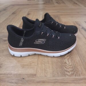 Summits Brilliant Shine Ajoutez un peu de glamour à votre démarche avec la Slip-ins® Skechers, confortable et facile à porter : Summits Brilliant Shine. Conçu avec notre Heel Pillow™, ce style végan présente une tige en maille ornée de strass, des lacets extensibles et une semelle intérieure coussinée Skechers Air-Cooled Memory Foam™. La marque Skechers, fondée en 1992 par Robert Greenberg à Manhattan Beach, en Californie, est rapidement devenue l'une des marques les plus reconnues dans l'industrie des chaussures et du sport. Connue pour ses designs innovants, son confort exceptionnel et ses collaborations créatives, Skechers est un acteur majeur dans le monde des chaussures sportives et de loisirs. L'histoire de Skechers commence modestement, avec des baskets à la fois sportives et stylées, destinées à offrir un confort maximal pour tous. Très vite, la marque s'impose comme un incontournable de la chaussure de sport, notamment grâce à ses technologies innovantes, telles que Memory Foam et Arch Fit, qui révolutionnent l'expérience du port de chaussures au quotidien. L'ADN de Skechers se construit sur une vision simple mais ambitieuse : offrir des produits alliant confort, style et performance.