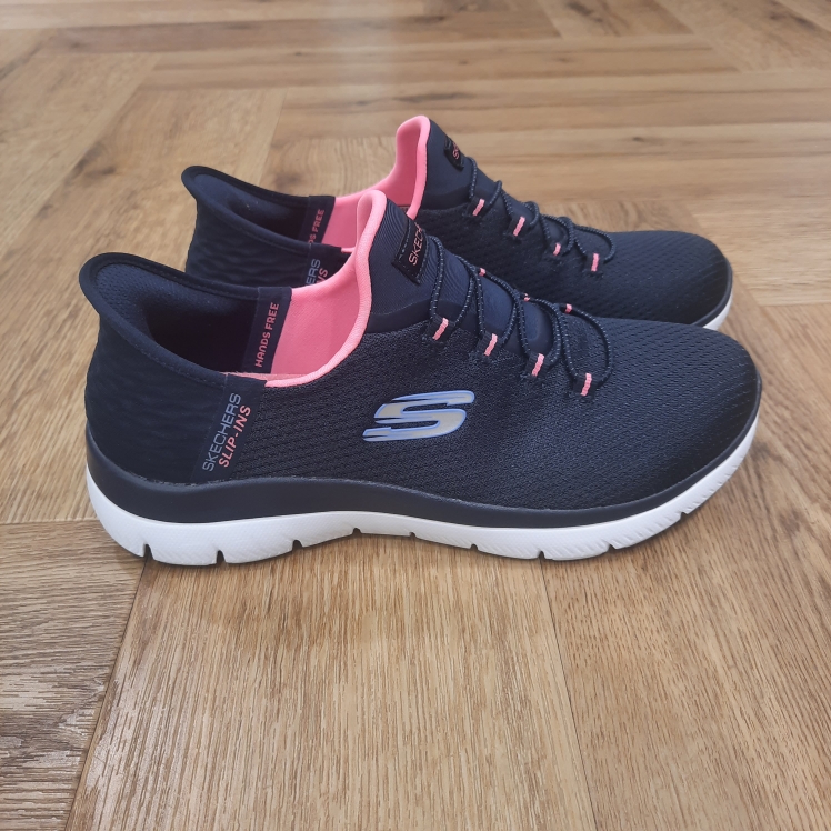 Summits Diamond Dream Accélérez votre rythme avec une plus grande facilité de port et un confort platine grâce à la Skechers Hands Free Slip-ins® : Summits Diamond Dream. Conçu avec notre Heel Pillow™, ce style végan est doté d’une tige en maille avec des lacets extensibles ainsi que d’une semelle intérieure Skechers Air-Cooled Memory Foam™ coussinée. La marque Skechers, fondée en 1992 par Robert Greenberg à Manhattan Beach, en Californie, est rapidement devenue l'une des marques les plus reconnues dans l'industrie des chaussures et du sport. Connue pour ses designs innovants, son confort exceptionnel et ses collaborations créatives, Skechers est un acteur majeur dans le monde des chaussures sportives et de loisirs. L'histoire de Skechers commence modestement, avec des baskets à la fois sportives et stylées, destinées à offrir un confort maximal pour tous. Très vite, la marque s'impose comme un incontournable de la chaussure de sport, notamment grâce à ses technologies innovantes, telles que Memory Foam et Arch Fit, qui révolutionnent l'expérience du port de chaussures au quotidien. L'ADN de Skechers se construit sur une vision simple mais ambitieuse : offrir des produits alliant confort, style et performance.