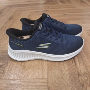Go Walk Navy-chaussures sli-in skechers pour homme-Skechers Mains Libres Slip-Ins SLIP IN™ confort et commodité à l'état pur avec les chaussures à enfiler Skechers Hands Free Slip-ins®. Des chaussures faciles à porter, conçues avec notre coussin exclusif Heel Pillow™ qui maintient votre pied bien en place.