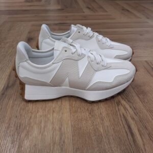 New Balance 327NKD La popularité croissante de la course à pied dans les années 1970 a fait passer les exigences en matière de chaussures de running à un niveau élevé de performance. Bien que les modèles de l'époque puissent sembler simples à la lumière des normes d'aujourd'hui, cette décennie a marqué l'essor de ce type de chaussures. La New Balance 327NKD présente les années 1970 comme une période d'innovation en revisitant les éléments de design classiques avec une vision audacieuse et résolument contemporaine. Avec une version angulaire de la silhouette compensée traditionnelle, un logo « N » asymétrique et une semelle extérieure à crampons d'inspiration trail, la New Balance 327 réinvente complètement notre tradition en matière de chaussures de running. La marque New balance est une marque authentique depuis en 1906. Elle produit et fabrique des chaussures dans tous les domaines sportifs. Ce qui fait de New Balance la plus grande marque de chaussures au monde. Le nom New Balance est synonyme de qualité. Il n'est donc pas étonnant que la marque ait 100 ans d'histoire. Son slogan "a more intelligent approach to building shoes" décrit très bien l'éthique de l'entreprise. Les sneakers New Balance sont résolument orientées vers la meilleure performance possible, sans pour autant négliger l'aspect esthétique. Tous les produits ont cependant en commun la même idée de base : fournir le mélange parfait de performance et de mode. C'est exactement ce que les amateurs de New Balance apprécient.