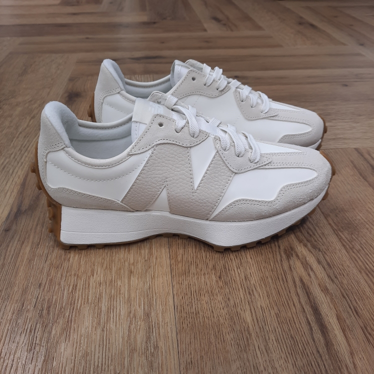 New Balance 327NKD La popularité croissante de la course à pied dans les années 1970 a fait passer les exigences en matière de chaussures de running à un niveau élevé de performance. Bien que les modèles de l'époque puissent sembler simples à la lumière des normes d'aujourd'hui, cette décennie a marqué l'essor de ce type de chaussures. La New Balance 327NKD présente les années 1970 comme une période d'innovation en revisitant les éléments de design classiques avec une vision audacieuse et résolument contemporaine. Avec une version angulaire de la silhouette compensée traditionnelle, un logo « N » asymétrique et une semelle extérieure à crampons d'inspiration trail, la New Balance 327 réinvente complètement notre tradition en matière de chaussures de running. La marque New balance est une marque authentique depuis en 1906. Elle produit et fabrique des chaussures dans tous les domaines sportifs. Ce qui fait de New Balance la plus grande marque de chaussures au monde. Le nom New Balance est synonyme de qualité. Il n'est donc pas étonnant que la marque ait 100 ans d'histoire. Son slogan "a more intelligent approach to building shoes" décrit très bien l'éthique de l'entreprise. Les sneakers New Balance sont résolument orientées vers la meilleure performance possible, sans pour autant négliger l'aspect esthétique. Tous les produits ont cependant en commun la même idée de base : fournir le mélange parfait de performance et de mode. C'est exactement ce que les amateurs de New Balance apprécient.
