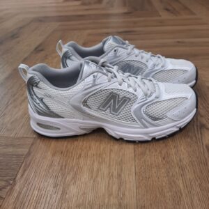 New Balance 530EMA La MR350 originale combinait l'esthétique du passage à l'an 2000 à la fiabilité de chaussures de running durables. La nouvelle version de la New Balance 530EMA ajoute un style contemporain et prêt-à-porter à ce design axé sur la performance. La semelle intermédiaire ABZORB est associée à un revêtement classique, en maille et synthétique, qui fait appel aux courbes et aux angles pour donner un caractère distinctif et technologique. La marque New balance est une marque authentique depuis en 1906. Elle produit et fabrique des chaussures dans tous les domaines sportifs. Ce qui fait de New Balance la plus grande marque de chaussures au monde. Le nom New Balance est synonyme de qualité. Il n'est donc pas étonnant que la marque ait 100 ans d'histoire. Son slogan "a more intelligent approach to building shoes" décrit très bien l'éthique de l'entreprise. Les sneakers New Balance sont résolument orientées vers la meilleure performance possible, sans pour autant négliger l'aspect esthétique. Tous les produits ont cependant en commun la même idée de base : fournir le mélange parfait de performance et de mode. C'est exactement ce que les amateurs de New Balance apprécient.