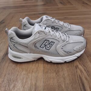 New Balance 530AAM Ajoute une touche rétro spectaculaire à ton quotidien avec les New Balance 530AAM. Offrant un confort haute technologie, ces baskets audacieuses allient style rétro et esthétique sportive moderne. La tige en synthétique et en mesh garantit durabilité et respirabilité, pour garder tes pieds confortablement au frais tout au long de la journée. Leur semelle intermédiaire ABZORB offre amorti et résistance à la compression, pour une protection optimale contre les chocs et pour alléger ta démarche où que tu ailles. La marque New balance est une marque authentique depuis en 1906. Elle produit et fabrique des chaussures dans tous les domaines sportifs. Ce qui fait de New Balance la plus grande marque de chaussures au monde. Le nom New Balance est synonyme de qualité. Il n'est donc pas étonnant que la marque ait 100 ans d'histoire. Son slogan "a more intelligent approach to building shoes" décrit très bien l'éthique de l'entreprise. Les sneakers New Balance sont résolument orientées vers la meilleure performance possible, sans pour autant négliger l'aspect esthétique. Tous les produits ont cependant en commun la même idée de base : fournir le mélange parfait de performance et de mode. C'est exactement ce que les amateurs de New Balance apprécient.