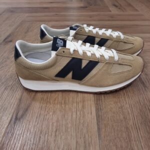 New Balance 471706 Avec une réinterprétation des signatures visuelles de l'époque, la New Balance 471706 transforme l'héritage du running des années 70 en une nouvelle chaussure prête pour le quotidien. Le profil bas et élégant, la semelle intermédiaire en EVA en forme d'angle et la semelle extérieure à chevrons constituent un point de départ familier, la base idéale pour des matériaux de qualité supérieure. L'empeigne en mesh respirant et les superpositions en daim duveteux offrent un look naturel, tandis que le design « fang » classique sur la pointe de la chaussure est une touche visuelle unique à New Balance qui distingue la 471 des autres. La marque New balance est une marque authentique depuis en 1906. Elle produit et fabrique des chaussures dans tous les domaines sportifs. Ce qui fait de New Balance la plus grande marque de chaussures au monde. Le nom New Balance est synonyme de qualité. Il n'est donc pas étonnant que la marque ait 100 ans d'histoire. Son slogan "a more intelligent approach to building shoes" décrit très bien l'éthique de l'entreprise. Les sneakers New Balance sont résolument orientées vers la meilleure performance possible, sans pour autant négliger l'aspect esthétique. Tous les produits ont cependant en commun la même idée de base : fournir le mélange parfait de performance et de mode. C'est exactement ce que les amateurs de New Balance apprécient.