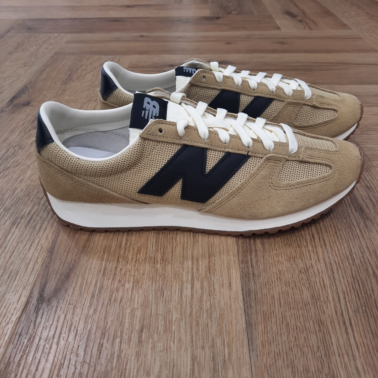 New Balance 471706 Avec une réinterprétation des signatures visuelles de l'époque, la New Balance 471706 transforme l'héritage du running des années 70 en une nouvelle chaussure prête pour le quotidien. Le profil bas et élégant, la semelle intermédiaire en EVA en forme d'angle et la semelle extérieure à chevrons constituent un point de départ familier, la base idéale pour des matériaux de qualité supérieure. L'empeigne en mesh respirant et les superpositions en daim duveteux offrent un look naturel, tandis que le design « fang » classique sur la pointe de la chaussure est une touche visuelle unique à New Balance qui distingue la 471 des autres. La marque New balance est une marque authentique depuis en 1906. Elle produit et fabrique des chaussures dans tous les domaines sportifs. Ce qui fait de New Balance la plus grande marque de chaussures au monde. Le nom New Balance est synonyme de qualité. Il n'est donc pas étonnant que la marque ait 100 ans d'histoire. Son slogan "a more intelligent approach to building shoes" décrit très bien l'éthique de l'entreprise. Les sneakers New Balance sont résolument orientées vers la meilleure performance possible, sans pour autant négliger l'aspect esthétique. Tous les produits ont cependant en commun la même idée de base : fournir le mélange parfait de performance et de mode. C'est exactement ce que les amateurs de New Balance apprécient.