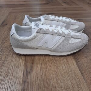 New Balance 471KAB Avec une réinterprétation des signatures visuelles de l'époque, la New Balance 471KAB transforme l'héritage du running des années 70 en une nouvelle chaussure prête pour le quotidien. Le profil bas et élégant, la semelle intermédiaire en EVA en forme d'angle et la semelle extérieure à chevrons constituent un point de départ familier, la base idéale pour des matériaux de qualité supérieure. L'empeigne en mesh respirant et les superpositions en daim duveteux offrent un look naturel, tandis que le design « fang » classique sur la pointe de la chaussure est une touche visuelle unique à New Balance qui distingue la 471 des autres. La marque New balance est une marque authentique depuis en 1906. Elle produit et fabrique des chaussures dans tous les domaines sportifs. Ce qui fait de New Balance la plus grande marque de chaussures au monde. Le nom New Balance est synonyme de qualité. Il n'est donc pas étonnant que la marque ait 100 ans d'histoire. Son slogan "a more intelligent approach to building shoes" décrit très bien l'éthique de l'entreprise. Les sneakers New Balance sont résolument orientées vers la meilleure performance possible, sans pour autant négliger l'aspect esthétique. Tous les produits ont cependant en commun la même idée de base : fournir le mélange parfait de performance et de mode. C'est exactement ce que les amateurs de New Balance apprécient.