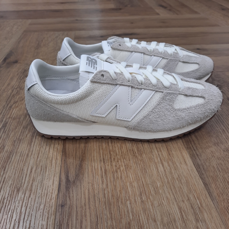 New Balance 471KAB Avec une réinterprétation des signatures visuelles de l'époque, la New Balance 471KAB transforme l'héritage du running des années 70 en une nouvelle chaussure prête pour le quotidien. Le profil bas et élégant, la semelle intermédiaire en EVA en forme d'angle et la semelle extérieure à chevrons constituent un point de départ familier, la base idéale pour des matériaux de qualité supérieure. L'empeigne en mesh respirant et les superpositions en daim duveteux offrent un look naturel, tandis que le design « fang » classique sur la pointe de la chaussure est une touche visuelle unique à New Balance qui distingue la 471 des autres. La marque New balance est une marque authentique depuis en 1906. Elle produit et fabrique des chaussures dans tous les domaines sportifs. Ce qui fait de New Balance la plus grande marque de chaussures au monde. Le nom New Balance est synonyme de qualité. Il n'est donc pas étonnant que la marque ait 100 ans d'histoire. Son slogan "a more intelligent approach to building shoes" décrit très bien l'éthique de l'entreprise. Les sneakers New Balance sont résolument orientées vers la meilleure performance possible, sans pour autant négliger l'aspect esthétique. Tous les produits ont cependant en commun la même idée de base : fournir le mélange parfait de performance et de mode. C'est exactement ce que les amateurs de New Balance apprécient.