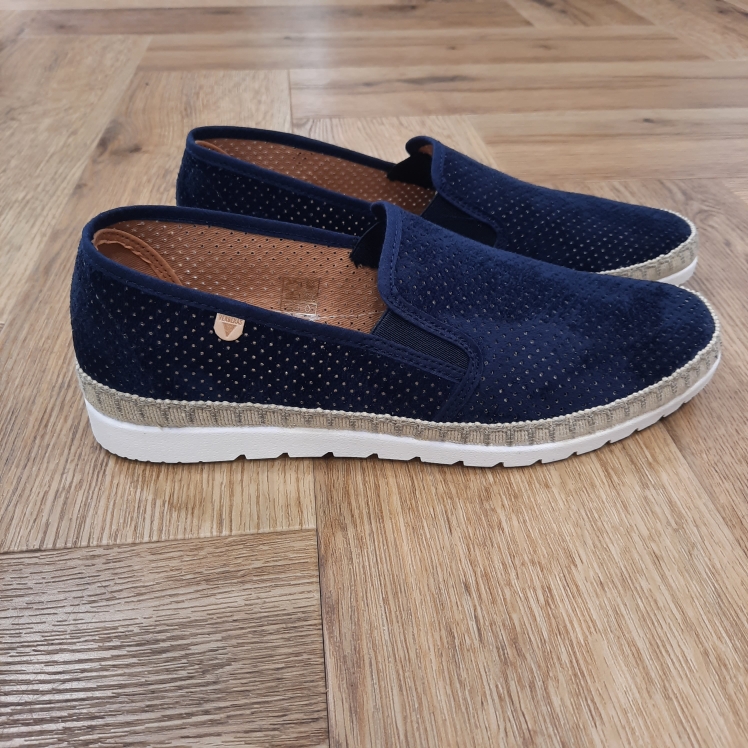 Espadrilles Boris Navy Les Espadrilles Boris Navy sont fabriquées en Espagne. Tout d'abord, ces espadrilles confortables sont en textile microperforé, la doublure et semelle intérieure est en cuir. Puis, la semelle extérieure est en caoutchouc ultra-flexible. Elle est dotée de deux élastiques latéraux qui permettent de l'adapter facilement au pied. Avec Boris, la simplicité devient élégance, offrant des chaussures pratiques pour l'homme qui recherche une touche unique et confortable sans perdre le lien avec les racines méditerranéennes. La marque VERBENAS est une marque espagnole de chaussures de qualité conçue pour le confort et le style. Depuis sa création en 1989, VERBENAS s'est imposée comme l'une des marques de chaussures les plus populaires en Espagne et a étendu sa présence dans le monde entier. La marque se distingue par sa grande variété de modèles, allant des chaussures de ville aux chaussures de plage en passant par les chaussures de sport. Les chaussures de VERBENAS sont fabriquées avec soin en utilisant les meilleurs matériaux et techniques de confection, ce qui en fait des chaussures durables et confortables. Les collections de VERBENAS sont conçues pour répondre aux besoins et aux préférences de tous les types de consommateurs, qu'ils soient à la recherche de chaussures élégantes pour le travail ou de chaussures confortables pour les loisirs. La marque propose également une gamme de chaussures pour enfants, offrant ainsi une option de qualité pour toute la famille.