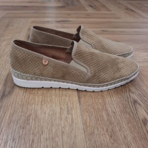 Espadrilles Boris Camel Les Espadrilles Boris Camel sont fabriquées en Espagne. Tout d'abord, ces espadrilles confortables sont en textile microperforé, la doublure et semelle intérieure est en cuir. Puis, la semelle extérieure est en caoutchouc ultra-flexible. Elle est dotée de deux élastiques latéraux qui permettent de l'adapter facilement au pied. Avec Boris, la simplicité devient élégance, offrant des chaussures pratiques pour l'homme qui recherche une touche unique et confortable sans perdre le lien avec les racines méditerranéennes. La marque VERBENAS est une marque espagnole de chaussures de qualité conçue pour le confort et le style. Depuis sa création en 1989, VERBENAS s'est imposée comme l'une des marques de chaussures les plus populaires en Espagne et a étendu sa présence dans le monde entier. La marque se distingue par sa grande variété de modèles, allant des chaussures de ville aux chaussures de plage en passant par les chaussures de sport. Les chaussures de VERBENAS sont fabriquées avec soin en utilisant les meilleurs matériaux et techniques de confection, ce qui en fait des chaussures durables et confortables. Les collections de VERBENAS sont conçues pour répondre aux besoins et aux préférences de tous les types de consommateurs, qu'ils soient à la recherche de chaussures élégantes pour le travail ou de chaussures confortables pour les loisirs. La marque propose également une gamme de chaussures pour enfants, offrant ainsi une option de qualité pour toute la famille.