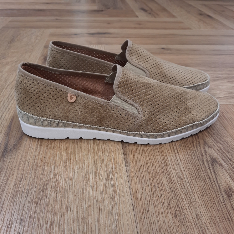 Espadrilles Boris Camel Les Espadrilles Boris Camel sont fabriquées en Espagne. Tout d'abord, ces espadrilles confortables sont en textile microperforé, la doublure et semelle intérieure est en cuir. Puis, la semelle extérieure est en caoutchouc ultra-flexible. Elle est dotée de deux élastiques latéraux qui permettent de l'adapter facilement au pied. Avec Boris, la simplicité devient élégance, offrant des chaussures pratiques pour l'homme qui recherche une touche unique et confortable sans perdre le lien avec les racines méditerranéennes. La marque VERBENAS est une marque espagnole de chaussures de qualité conçue pour le confort et le style. Depuis sa création en 1989, VERBENAS s'est imposée comme l'une des marques de chaussures les plus populaires en Espagne et a étendu sa présence dans le monde entier. La marque se distingue par sa grande variété de modèles, allant des chaussures de ville aux chaussures de plage en passant par les chaussures de sport. Les chaussures de VERBENAS sont fabriquées avec soin en utilisant les meilleurs matériaux et techniques de confection, ce qui en fait des chaussures durables et confortables. Les collections de VERBENAS sont conçues pour répondre aux besoins et aux préférences de tous les types de consommateurs, qu'ils soient à la recherche de chaussures élégantes pour le travail ou de chaussures confortables pour les loisirs. La marque propose également une gamme de chaussures pour enfants, offrant ainsi une option de qualité pour toute la famille.