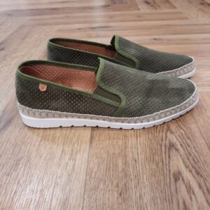 Espadrilles Boris Kaki Les Espadrilles Boris Kaki sont fabriquées en Espagne. Tout d'abord, ces espadrilles confortables sont en textile microperforé, la doublure et semelle intérieure est en cuir. Puis, la semelle extérieure est en caoutchouc ultra-flexible. Elle est dotée de deux élastiques latéraux qui permettent de l'adapter facilement au pied. Avec Boris, la simplicité devient élégance, offrant des chaussures pratiques pour l'homme qui recherche une touche unique et confortable sans perdre le lien avec les racines méditerranéennes. La marque VERBENAS est une marque espagnole de chaussures de qualité conçue pour le confort et le style. Depuis sa création en 1989, VERBENAS s'est imposée comme l'une des marques de chaussures les plus populaires en Espagne et a étendu sa présence dans le monde entier. La marque se distingue par sa grande variété de modèles, allant des chaussures de ville aux chaussures de plage en passant par les chaussures de sport. Les chaussures de VERBENAS sont fabriquées avec soin en utilisant les meilleurs matériaux et techniques de confection, ce qui en fait des chaussures durables et confortables. Les collections de VERBENAS sont conçues pour répondre aux besoins et aux préférences de tous les types de consommateurs, qu'ils soient à la recherche de chaussures élégantes pour le travail ou de chaussures confortables pour les loisirs. La marque propose également une gamme de chaussures pour enfants, offrant ainsi une option de qualité pour toute la famille.