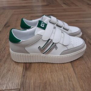 CL96 White Green Ces sneakers CL96 White Green se distinguent par une esthétique sportive et contemporaine. Pour commencer, la tige associe une matière synthétique lisse à des empiècements en suède apportant structure et relief. Puis, les trois scratchs garantissent un ajustement rapide et pratique. De plus, la languette et le contrefort arrière contrastés, marqués du logo CL11, insufflent un esprit sportif chic très actuel. Enfin, la semelle oversize crantée en gomme assure confort, souplesse et une allure affirmée pour un usage quotidien. La marque CL11 est née dans le sud de la France, plus précisément dans le département de l’Aude, ce qui explique en partie l’origine de son nom. La marque a été créée par des passionnés de sneakers qui souhaitaient offrir des chaussures élégantes et confortables à un tarif abordable. La philosophie de CL11 repose sur trois axes : style, confort et accessibilité. La marque vise à répondre aux besoins des femmes modernes, actives et urbaines qui veulent allier tendance et praticité. Elle propose ainsi des sneakers chic et confortables, adaptées à la vie quotidienne, que ce soit pour se déplacer en ville, aller au travail ou profiter de sorties décontractées.