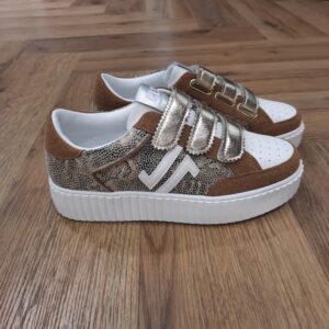 CL96 Camel Ces sneakers CL96 Camel incarnent une alliance réussie entre naturel et modernité. Tout d'abord, la tige combine matière synthétique lisse et textile à effet reptile, créant un jeu de textures élégant et lumineux. De plus, les empiècements en suède apportent authenticité et relief, tandis que les scratchs texturés renforcent l’éclat et l’identité contemporaine du modèle. La semelle oversize crantée en gomme garantit une excellente stabilité, un confort durable et une allure urbaine affirmée au quotidien. La marque CL11 est née dans le sud de la France, plus précisément dans le département de l’Aude, ce qui explique en partie l’origine de son nom. La marque a été créée par des passionnés de sneakers qui souhaitaient offrir des chaussures élégantes et confortables à un tarif abordable. La philosophie de CL11 repose sur trois axes : style, confort et accessibilité. La marque vise à répondre aux besoins des femmes modernes, actives et urbaines qui veulent allier tendance et praticité. Elle propose ainsi des sneakers chic et confortables, adaptées à la vie quotidienne, que ce soit pour se déplacer en ville, aller au travail ou profiter de sorties décontractées.