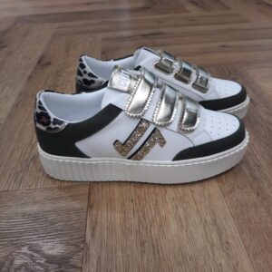 CL96 Kaki Léopard Cette sneaker CL96 Kaki Léopard incarne un équilibre réussi entre audace et élégance décontractée. Le mélange de matières apporte relief et caractère, tandis que les détails métallisés et pailletés ajoutent une touche glamour maîtrisée. Le contrefort arrière à imprimé signature renforce l’identité mode du modèle. La semelle oversize crantée en gomme TPR garantit confort, stabilité et adhérence, faisant de cette paire un choix idéal pour accompagner les déplacements du quotidien avec style. La marque CL11 est née dans le sud de la France, plus précisément dans le département de l’Aude, ce qui explique en partie l’origine de son nom. La marque a été créée par des passionnés de sneakers qui souhaitaient offrir des chaussures élégantes et confortables à un tarif abordable. La philosophie de CL11 repose sur trois axes : style, confort et accessibilité. La marque vise à répondre aux besoins des femmes modernes, actives et urbaines qui veulent allier tendance et praticité. Elle propose ainsi des sneakers chic et confortables, adaptées à la vie quotidienne, que ce soit pour se déplacer en ville, aller au travail ou profiter de sorties décontractées.