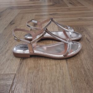 Hamatrio Gold Découvrez le modèle Hamatrio Gold, une incursion délicate au cœur de la féminité contemporaine et des escapades ensoleillées. En effet, ces sandales plates pour femme sont façonnées avec un cuir d'une qualité irréprochable. Elles se déclinent avec grâce dans une palette de couleurs élégantes. Laissez-vous séduire par la simplicité raffinée de ces sandales dont les lanières s'entremêlent harmonieusement pour épouser le pied avec finesse et confort. Leur semelle légère accompagne chaque pas avec une délicatesse aérienne, offrant une liberté de mouvement inégalée. À travers le modèle Hamatrio, c'est une célébration de la femme indépendante et solaire qui se dessine, celle qui arpente avec sérénité les rues citadines, ou qui savoure le sable chaud sous un doux éclat estival. Ces sandales incarnent un art de vivre, où l'élégance rencontre la fonctionnalité. Plongez dans l'univers des Tropéziennes, où chaque détail raconte une histoire ancrée dans l'authenticité et la passion du bel ouvrage. Les Tropeziennes par M. Belarbi : L’histoire d’un style intemporel, né à Saint-Tropez Mo Belarbi, né à Fez, est un créateur visionnaire et passionné par le cuir, l’artisanat et les voyages. En 1975 dans le village emblématique de Saint-Tropez dont il tombe amoureux, il ouvre son premier concept store «La Puce Tropezienne», un lieu unique, foisonnant de créativité et d’audace. Mo Belarbi, esprit libre et innovant y imagine des modèles qui deviendront iconiques, intergénérationnels et s’imposeront rapidement comme incontournables.