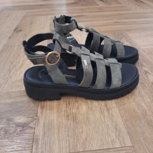 Tobosued Kaki Les Tobosued Kaki représentent l'équilibre parfait entre l'audace et le confort. En effet, ces sandales urbaines, revisitées avec un chic indéniable, séduisent par leur cuir suédé au fini doux qui caresse la peau à chaque pas. De plus, la semelle crantée ajoute une touche graphique et contemporaine, idéale pour la femme citadine indépendante qui aime se démarquer sans en faire trop. Puis, les brides croisées, minutieusement conçues, structurent la silhouette. Elles promettent une stabilité inégalée, même lors de vos aventures urbaines les plus audacieuses. Vous tomberez sous le charme de leur capacité à métamorphoser une tenue simple en un ensemble sophistiqué ou à offrir un contraste saisissant avec des pièces plus féminines.  Les Tropeziennes par M. Belarbi : L’histoire d’un style intemporel, né à Saint-Tropez Mo Belarbi, né à Fez, est un créateur visionnaire et passionné par le cuir, l’artisanat et les voyages. En 1975 dans le village emblématique de Saint-Tropez dont il tombe amoureux, il ouvre son premier concept store «La Puce Tropezienne», un lieu unique, foisonnant de créativité et d’audace. Mo Belarbi, esprit libre et innovant y imagine des modèles qui deviendront iconiques, intergénérationnels et s’imposeront rapidement comme incontournables.