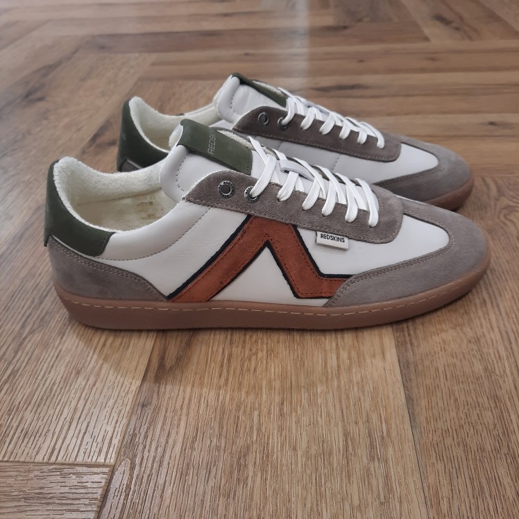 Redskins Eldorado Ecru Les Sneakers Redskins Eldorado Ecru allient style contemporain et confort optimal pour un look urbain affirmé. Leur dessus en cuir est sublimé par une double finition combinant empiècement en daim et surface lisse, apportant élégance, modernité et robustesse. La doublure et la semelle intérieure, associant textile et synthétique, garantissent confort et légèreté tout au long de la journée, tandis que la semelle intérieure amovible permet un ajustement personnalisé ou l’ajout de semelles spécifiques. La fermeture à lacets assure un maintien précis et sécurisé pour chaque pied. Polyvalentes et tendance, ces sneakers s’intègrent parfaitement à un style casual ou streetwear, offrant à la fois praticité, performance et esthétique raffinée pour un usage quotidien. L'histoire de la marque Lorsque l’on parle de la célèbre marque de cuir Redskins, on pense immédiatement au look américain, au style biker avec ce petit côté rock’n roll qui souligne la tenue masculine. Or c’est bel et bien en France qu’est née la marque, créée par Serge ABOUJEDID. C’est donc en 1984 que la marque Redskins voit le jour, inspirée de la culture américaine et de la tendance rock’n roll, empreint d’une touche contemporaine dans chaque création de la marque. Cette marque résolument française est née à Gennevilliers et oriente ses collections vers la fabrication de blousons et vestes en cuir pour homme. A partir des année 90, la marque a mis au gout du jour le modèle teddy Redskins, qui n’a de cesse d’être la pièce indémodable de votre garde-robe. Aujourd’hui, stylistes et créateurs ont choisi de diversifier leur gamme pour proposer des chaussures en cuir Redskins, la maroquinerie et divers accessoires à la vente. Une stratégie payante puisque la marque devient aujourd’hui la référence du cuir de qualité. Toujours enclin à suivre le mouvement culturel et notamment cinématographique, Redskins n’hésite pas à s’associer à des personnalités influentes pour proposer ses créations au grand public. Shemar Moore, David Duchovny ou encore Johnny Hallyday ont fait partie de leur figure pour représenter leur collection.