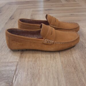 Mocassin Bicari Caramel Raffinement et confort s’unissent dans ce Mocassin Bicari Caramel. Conçu en cuir de vachette, il séduit par sa souplesse et son toucher velouté. Sa doublure et sa semelle intérieure offrent une respirabilité naturelle et un confort durable. La semelle extérieure en élastomère assure quant à elle souplesse, résistance et adhérence au quotidien. Avec son talon plat, ce mocassin se porte facilement, que ce soit pour une tenue chic décontractée ou un style plus habillé. Une valeur sûre pour compléter votre collection de chaussures Redskins. L'histoire de la marque Lorsque l’on parle de la célèbre marque de cuir Redskins, on pense immédiatement au look américain, au style biker avec ce petit côté rock’n roll qui souligne la tenue masculine. Or c’est bel et bien en France qu’est née la marque, créée par Serge ABOUJEDID. C’est donc en 1984 que la marque Redskins voit le jour, inspirée de la culture américaine et de la tendance rock’n roll, empreint d’une touche contemporaine dans chaque création de la marque. Cette marque résolument française est née à Gennevilliers et oriente ses collections vers la fabrication de blousons et vestes en cuir pour homme. A partir des année 90, la marque a mis au gout du jour le modèle teddy Redskins, qui n’a de cesse d’être la pièce indémodable de votre garde-robe. Aujourd’hui, stylistes et créateurs ont choisi de diversifier leur gamme pour proposer des chaussures en cuir Redskins, la maroquinerie et divers accessoires à la vente. Une stratégie payante puisque la marque devient aujourd’hui la référence du cuir de qualité. Toujours enclin à suivre le mouvement culturel et notamment cinématographique, Redskins n’hésite pas à s’associer à des personnalités influentes pour proposer ses créations au grand public. Shemar Moore, David Duchovny ou encore Johnny Hallyday ont fait partie de leur figure pour représenter leur collection.