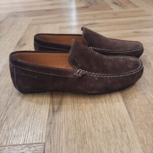 Mocassin Beaba Chocolat Raffinement et confort s’unissent dans ce Mocassin Beaba Chocolat. Conçu en cuir nubuck de qualité, il séduit par sa souplesse et son toucher velouté. Sa doublure et sa semelle intérieure en cuir offrent une respirabilité naturelle et un confort durable. La semelle extérieure en élastomère assure quant à elle souplesse, résistance et adhérence au quotidien. Avec son talon plat, ce mocassin se porte facilement, que ce soit pour une tenue chic décontractée ou un style plus habillé. Une valeur sûre pour compléter votre collection de chaussures Redskins. L'histoire de la marque Lorsque l’on parle de la célèbre marque de cuir Redskins, on pense immédiatement au look américain, au style biker avec ce petit côté rock’n roll qui souligne la tenue masculine. Or c’est bel et bien en France qu’est née la marque, créée par Serge ABOUJEDID. C’est donc en 1984 que la marque Redskins voit le jour, inspirée de la culture américaine et de la tendance rock’n roll, empreint d’une touche contemporaine dans chaque création de la marque. Cette marque résolument française est née à Gennevilliers et oriente ses collections vers la fabrication de blousons et vestes en cuir pour homme. A partir des année 90, la marque a mis au gout du jour le modèle teddy Redskins, qui n’a de cesse d’être la pièce indémodable de votre garde-robe. Aujourd’hui, stylistes et créateurs ont choisi de diversifier leur gamme pour proposer des chaussures en cuir Redskins, la maroquinerie et divers accessoires à la vente. Une stratégie payante puisque la marque devient aujourd’hui la référence du cuir de qualité. Toujours enclin à suivre le mouvement culturel et notamment cinématographique, Redskins n’hésite pas à s’associer à des personnalités influentes pour proposer ses créations au grand public. Shemar Moore, David Duchovny ou encore Johnny Hallyday ont fait partie de leur figure pour représenter leur collection.