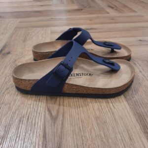 Birkenstock Gizeh Blue-birkenstock sandale gizeh blue pour femme-La pièce maîtresse de tous les modèles est le lit de pied BIRKENSTOCK d'origine. La conception pensée jusque dans les moindres détails, inspirée de la trace de pas naturelle laissée par un pied sur le sable, contribue à ce que les pieds puissent passer des heures dans les chaussures sans occasionner aucune gêne. Le tout favorise une bonne santé et procure une sensation encore plus confortable.