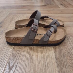 Birkenstock Mayari Mocca-sandales birkenstock entre doigt mayari mocca pour femme-La pièce maîtresse de tous les modèles est le lit de pied BIRKENSTOCK d'origine. La conception pensée jusque dans les moindres détails, inspirée de la trace de pas naturelle laissée par un pied sur le sable, contribue à ce que les pieds puissent passer des heures dans les chaussures sans occasionner aucune gêne. Le tout favorise une bonne santé et procure une sensation encore plus confortable.